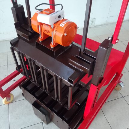 Electric Egg-Layer Brick Making Machine - Closeup