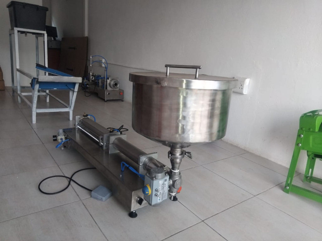 Front - Semi-automatic Pneumatic Piston Filler