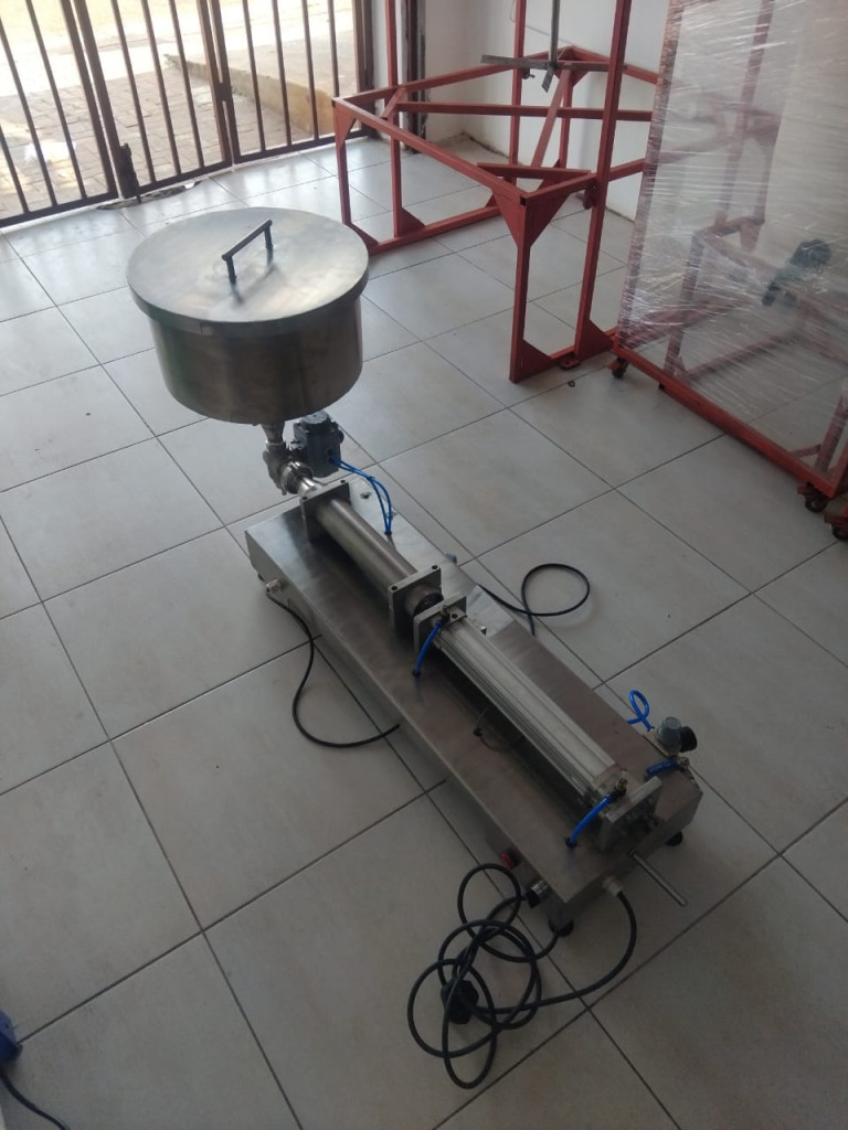 Angle view - Semi-automatic Pneumatic Piston Filler